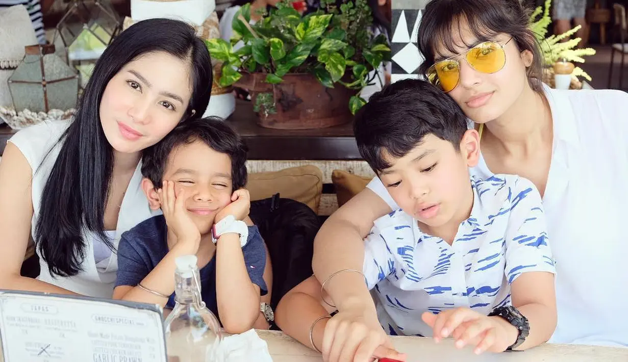 Anak Bunga Zainal dan Kakak Sambungnya (Sumber: Instagram/bungazainal05)