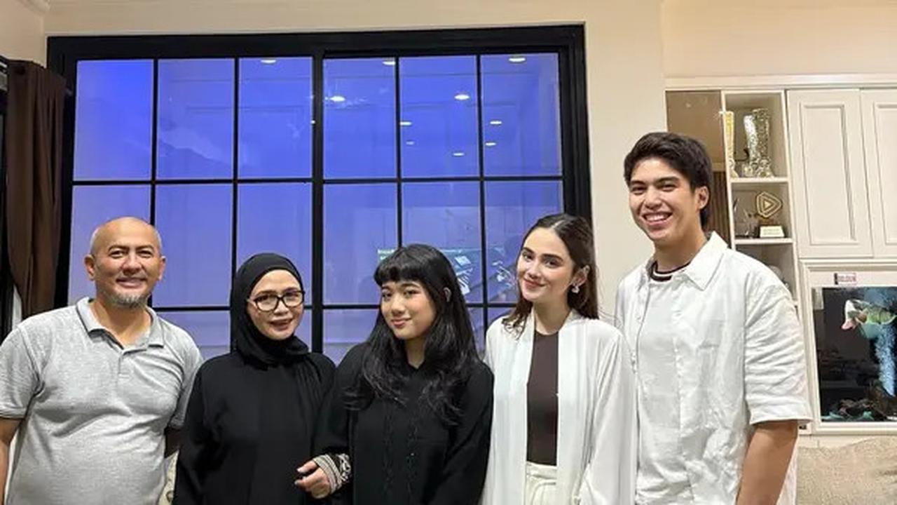 Potret Kebersamaan El Rumi Rayakan Lebaran Iduladha di Rumah Syifa Hadju, Sudah Akrab dengan Calon Mertua dan Para Ipar