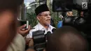 Gubernur Maluku Utara Abdul Ghani  memberi keterangan usai melakukan pertemuan di Gedung KPK, Jakarta, Jumat (22/12). Kedatangan Abdul untuk meminta pengawalan KPK terkait finalisasi pembahasan APBD tahun 2018. (Liputan6.com/Faizal Fanani)