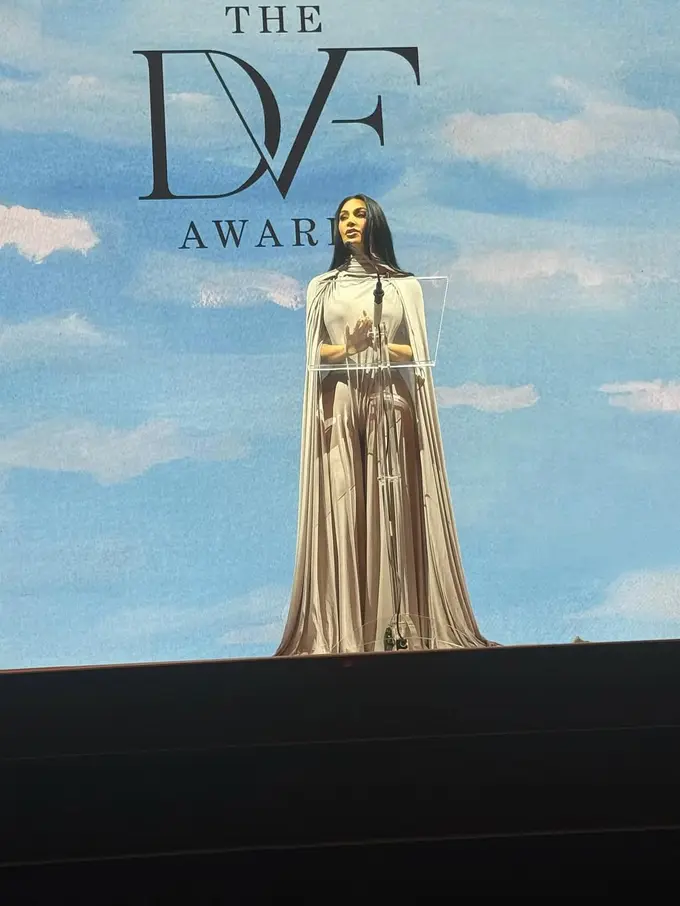 Terima Penghargaan Kemanusiaan, Kim Kardashian Pakai Busana Jumpsuit Transparan