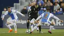 Aksi pemain Real Madrid, Karim Benzema (tengah) melewati kepungan para pemain Leganes pada lanjutan La Liga Santander di Butarque stadium, Leganes, (21/2/2018). Real Madrid menang 3-1.  (AP/Francisco Seco)