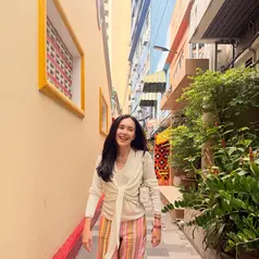 Lewat unggahan terbarunya, aktris berusia 23 tahun ini membagikan potret saat berjalan-jalan menikmati suasana kota dengan outfit bernuansa cerah yang cocok dikenakan saat cuaca tropis. [@bebytsabina].
