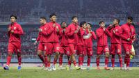 Para pemain starting XI Timnas Indonesia U-19 bersiap jelang dimulainya laga final Piala AFF U-19 2024 menghadapi Thailand U-19 di Stadion Gelora Bung Tomo, Surabaya, Senin (29/7/2024). (Bola.com/Bagaskara Lazuardi)