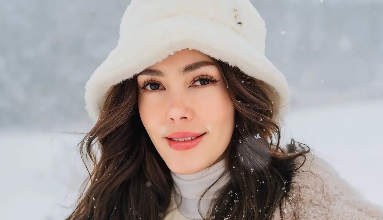 Cathy Sharon kembali mencuri perhatian publik dengan gaya berbusananya yang selalu elegan. Kali ini, penampilannya saat menikmati liburan akhir tahun di Jepang sukses menjadi inspirasi untuk gaya layering musim dingin yang stylish dan nyaman.  [@cathysharon].