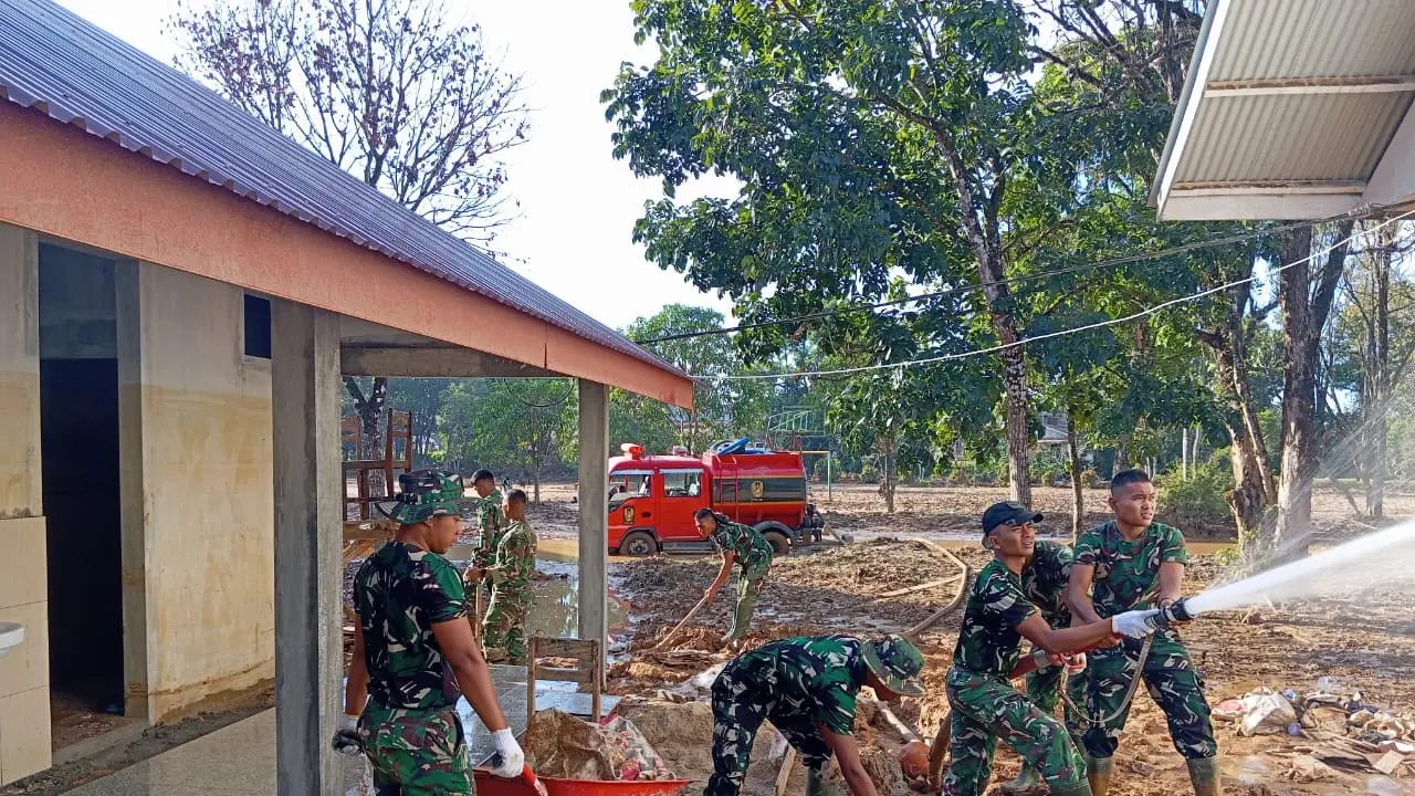 Anggota TNI Turun Tangan Membersihkan Lumpur