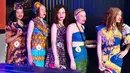 Kontestan berada dibelakang panggung bersiap mengikuti kontes kecantikan Miss Albino di Harare,  Zimbabwe (17/3). Zimbabwe menggelar kontes kecantikan bagi wanita albinisme atau albino. (AFP Photo/Jekesai Njikizana)