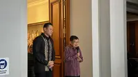 Wakil Presiden ke-10 dan ke-12 Jusuf Kalla (JK) menerima kunjungan silaturahmi Ketua Umum Partai Demokrat Agus Harimurti Yudhoyono (AHY) di kediaman pribadinya, Jalan Brawijaya Raya, Kebayoran Baru, Jakarta Selatan (Liputan6.com/Nanda Perdana Putra)