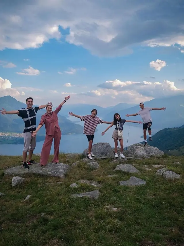 Darius Sinathrya berlibur di Italia bersama keluarga kecil