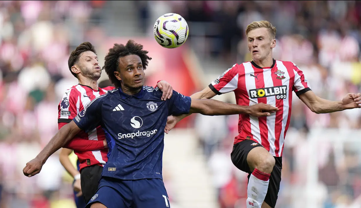 Pemain Manchester United, Joshua Zirkzee (kiri) berebut bola dengan pemain Southampton, Flynn Downes pada laga lanjutan Liga Inggris 2023/2024 di St Mary's Stadium, Southampton, Inggris, Sabtu (14/09/2024). (AP Photo/Alastair Grant)