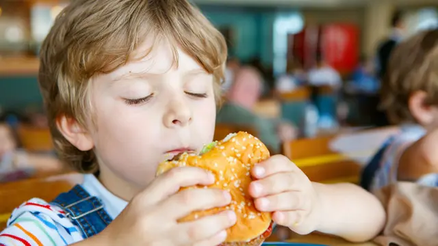 Cara makan burger