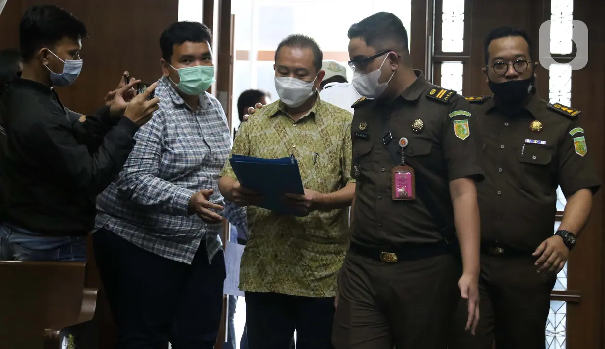 Tersangka perkara dugaan suap penghapusan nama terpidana perkara pengalihan hak tagih atau cessie Bank Bali dari daftar red notice Polri, Djoko Soegiarto Tjandra (tengah) bersiap menjalani sidang pembacaan dakwaan di Pengadilan Tipikor Jakarta, Senin (2/11/2020). (Liputan6.com/Helmi Fithriansyah)