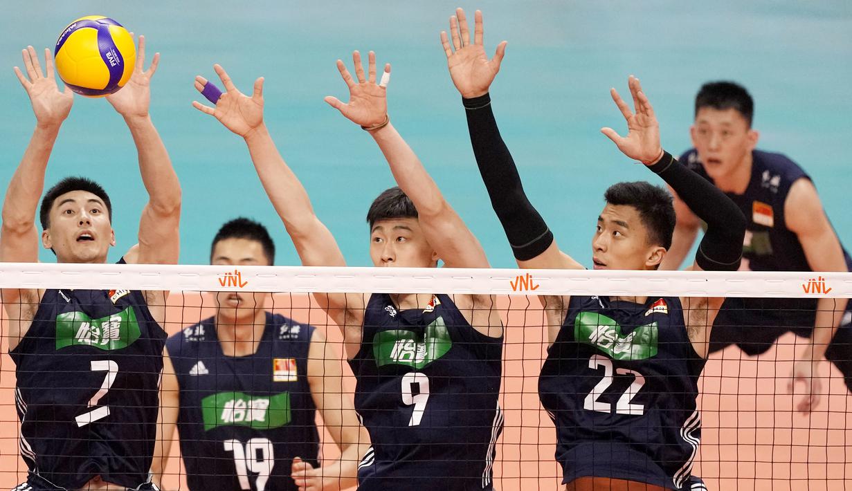 Pevoli China, Yu Y.C,Zhang G.H,Li Y.Z,Zhang J.Y, berusaha menahan bola saat melawan Brasil pada laga Volleyball Nations League 2022 di Brasil, Minggu (12/6/2022). (AP/Eraldo Peres)