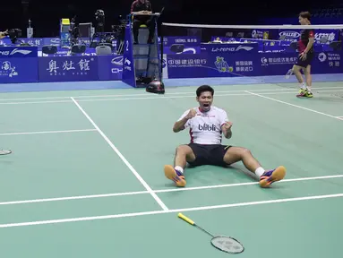 Angga Pratama (kanan) dan Ricky Karanda Surwardi merayakan kemenangan usai mendepak pasangan Korea Selatan pada semifinal Piala Thomas di Kunshan, China (20/5/2016). (AFP/ Johannes Eisele)