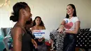 Penyanyi Katy Perry berbincang dengan sejumlah mahasiswa di dalam kamar asrama mereka di Universitas Nevada, Las Vegas, dalam usahanya menggalang dukungan untuk capres AS Hillary Clinton, Sabtu (22/10). (David Becker/Getty Images/AFP)