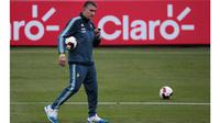 Pelatih Argentina, Edgardo Bauza saat memimpin sesi latihan timnas Argentina jelang melawan Peru pada kualifikasi Piala Dunia 2018 di Lima, Peru (4/10/2016). (REUTERS/Guadalupe Pardo)