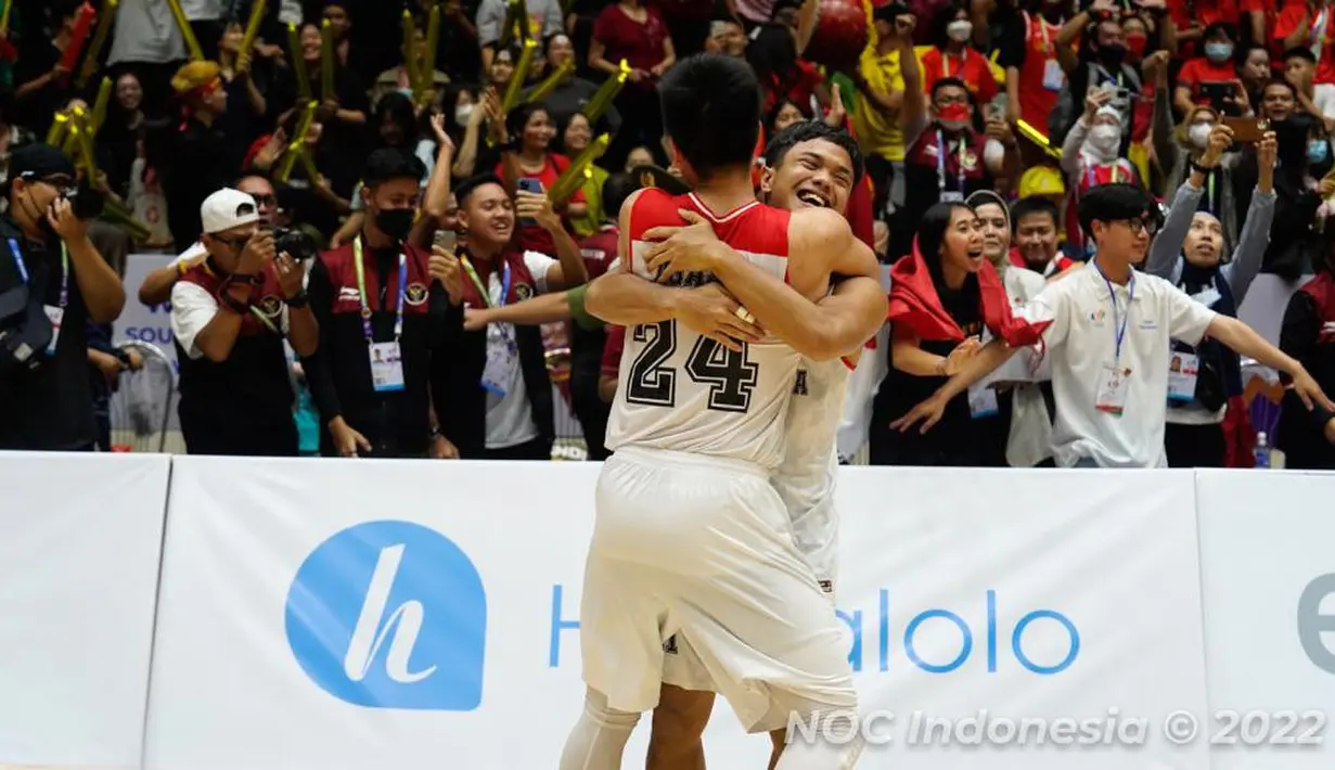 Para pemain Timnas Basket Putra Indonesia merayakan kemenangan usai berhasil menumbangkan Filipina dan berhasil mencetak sejarah dengan merebut emas SEA Games pertama sejak 1977 di SEA Games 2021 Vietnam yang berlangsung di Thanh Tri Sport Information and Culutural Center Gymnasium, Minggu (22/5/2022). Skuat asuhan Milos Pejic berhasil menang dengan skor 85-81. (NOC Indonesia/MP Media/Iqbal Fauzi)