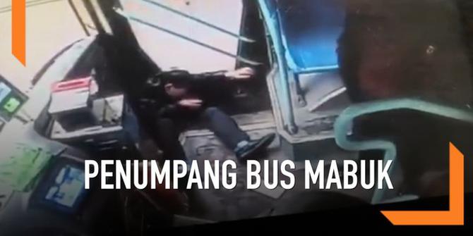 VIDEO: Viral, Pria Mabuk Diserang Penumpang Bus