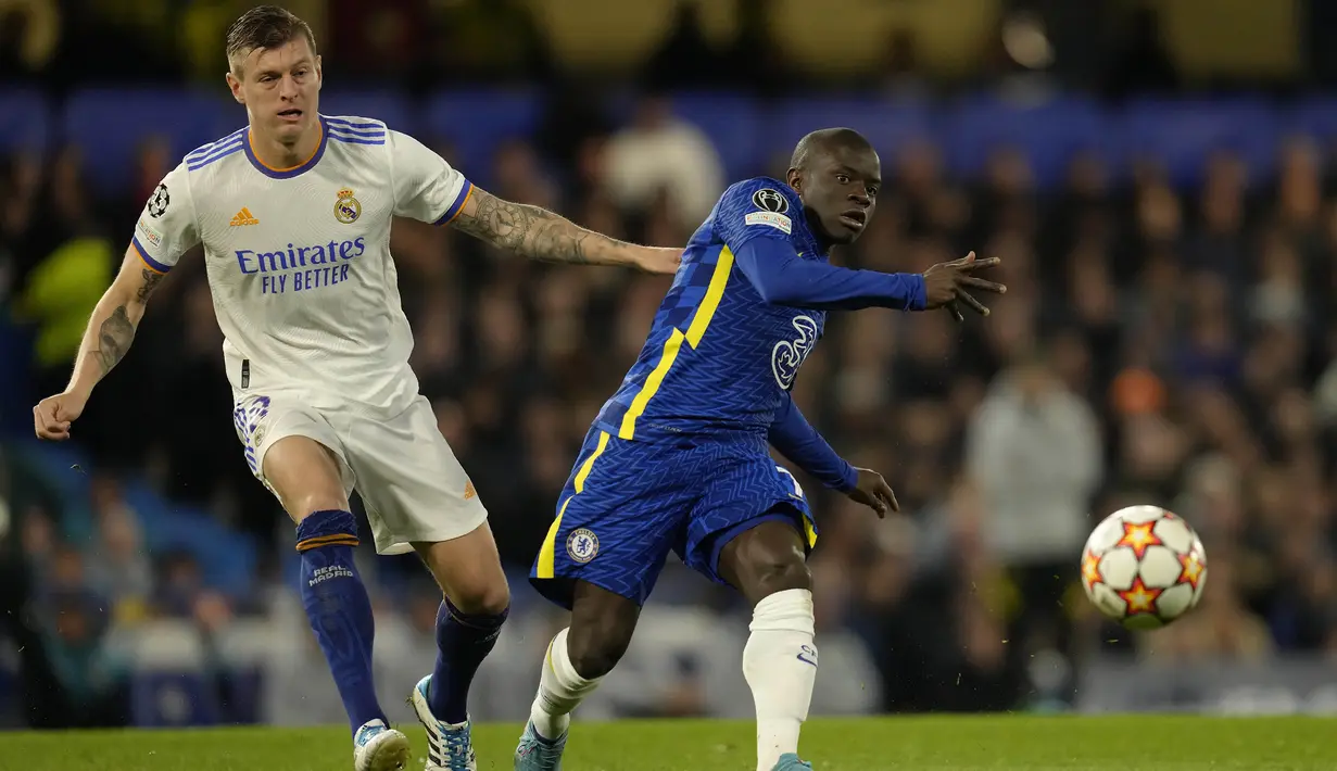 N'Golo Kante. Gelandang Prancis keturunan Mali berusia 31 tahun ini tampil sebagai starter di lini tengah Chelsea. Tidak bermain maksimal di sektor tengah, ia ditarik keluar di awal babak kedua dan digantikan oleh Hakim Ziyech. (AP/Kirsty Wigglesworth)