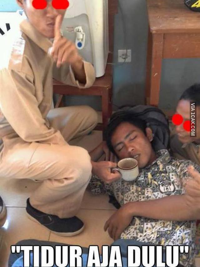 6 Ekspresi Senyum Lebar Guru Lihat Murid Tidur Ini Kocak