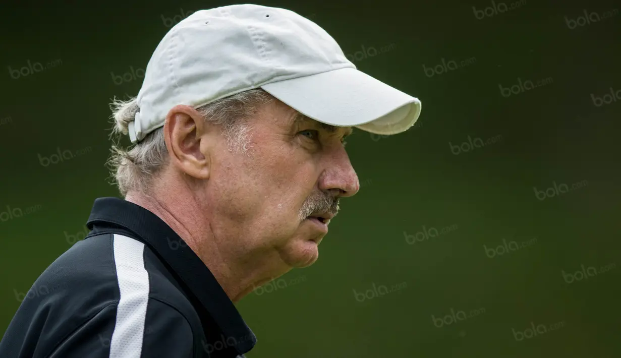 Mimik serius dari pelatih Timnas Indonesia, Alfred Riedl, saat memimpin latihan di Lapangan SPH Sentul, Jawa Barat, Kamis (1/12/2016). Timnas akan menghadapi Vietnam pada babak semifinal Piala AFF. (Bola.com/Vitalis Yogi Trisna)