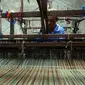 Salah seorang perajin sedang menenun kain lurik dengan oklak di Pedan, Klaten.(liputan6.com/Fajar Abrori)