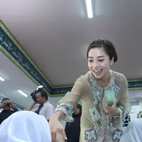 Saat hari bahagianya itu, pesinetron Putri Yang Ditukar itu tidak didampingi kekasihnya, Tutde Suarsana (Tutde). Nikita mengaku telah mendapatkan kado istimewa dari kekasihnya meski tak hadir. (Galih W. Satria/Bintang.com)