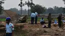 Tentara Myanmar menjaga reruntuhan jet tempur yang jatuh di area persawahan desa Kyunkone, berjarak satu jam dari ibu kota Naypyidaw, Selasa (3/4). Kantor kepala militer menyebut kecelakaan pesawat tempur itu dikarenakan kesalahan teknis. (AFP Photo)