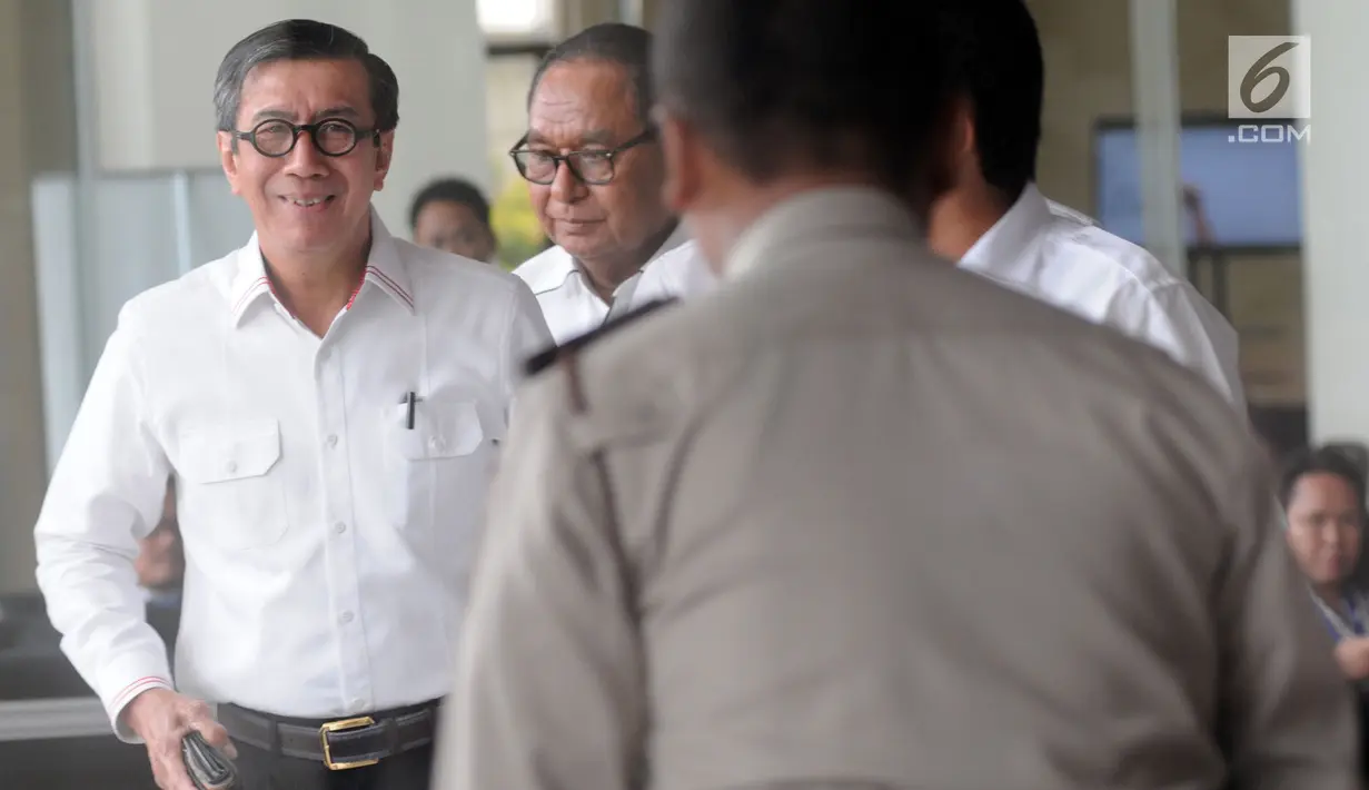 Menkumham Yasonna Hamonangan Laoly tersenyum usai menjalani pemeriksaan di gedung KPK, Jakarta, Senin (2/7).  Yasonna diperiksa saat menjadi Anggota DPR sebagai saksi terkait kasus dugaan korupsi proyek KTP Elektronik. (Merdeka.com/Dwi Narwoko)