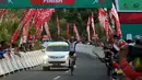 Peter Pouly (Singha Infinite Cycling Filipina) menjadi yang terdepan di etape 3 Internasional Tour De Banyuwangi Ijen, (18/10/2014). (Liputan6.com/Helmi Fithriansyah)