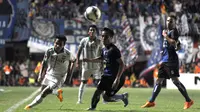 Gelandang Surabaya United, Evan Dimas berduel dengan gelandang Arema Cronus, Gede Sukadana di Stadion Maguwoharjo pada lanjutan 8 besar Grup E Piala Jenderal Sudirman, Sabtu (19/12/2015). (Bola.com/Zaidan Nazarul)