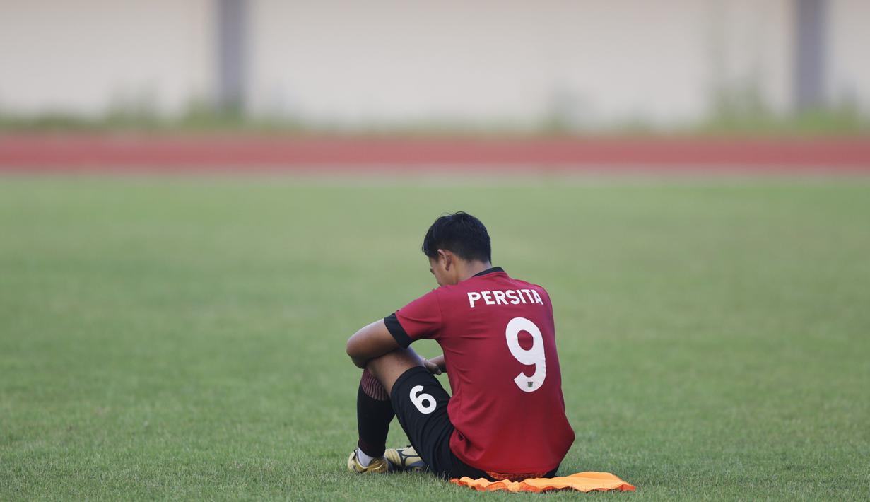 Pemain Persita Tangerang tampak lelah saat latihan di Stadion Sport Center, Tangerang, Selasa (28/5). Latihan ini persiapan jelang laga Liga 2 2019. (Bola.com/Vitalis Yogi Trisna)