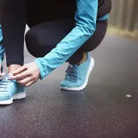 Sebisa mungkin, pilih sepatu yang nyaman dan memang diperuntukkan untuk lari. (Foto/Dok: freepik.com/gpointstudio)