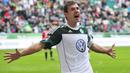 Selebrasi striker VfL Wolfsburg, Edin Dzeko setelah mencetak gol ke gawang Mainz 05 pada laga Liga Jerman 2010/2011 di Wolfsburg (28/8/2010). Edin Dzeko (Bosnia Herzegovina) yang pada awal musim 2023/2024 hijrah ke Fenerbahce dari Inter Milan ini tercatat pernah menjadi top skor Liga Jerman saat membela VfL Wolfsburg yang dibelanya mulai 2007/2008 hingga tengah musim 2010/2011. Pada musim 2009/2010 ia menjadi top skor Liga Jerman dengan koleksi 22 gol. (AFP/John MacDougall)