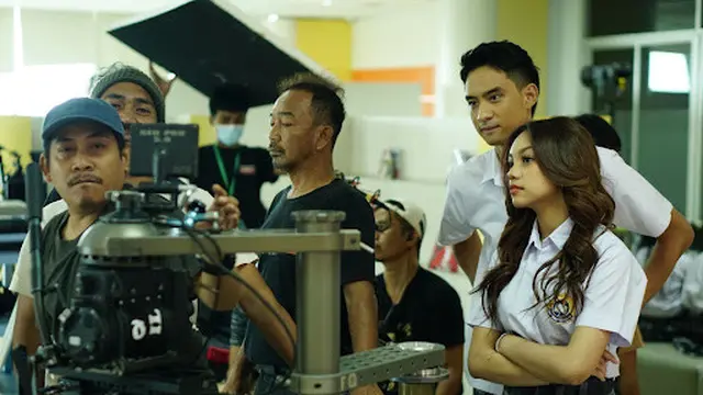 Intip Foto Behind The Scene Devano Danendra di Lokasi Shooting My Nerd Girl Season 2 . (Vidio)