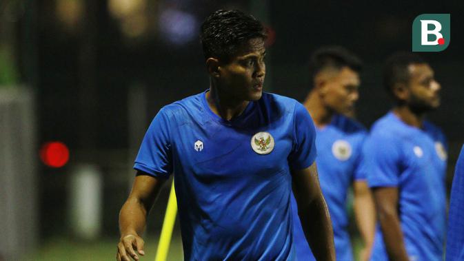 Pemain Timnas Indonesia, Fachrudin Aryanto, saat sesi latihan jelang Piala AFF di Lapangan B Senayan, Jakarta, Selasa (9/11/2021). (Bola.com/M Iqbal Ichsan)