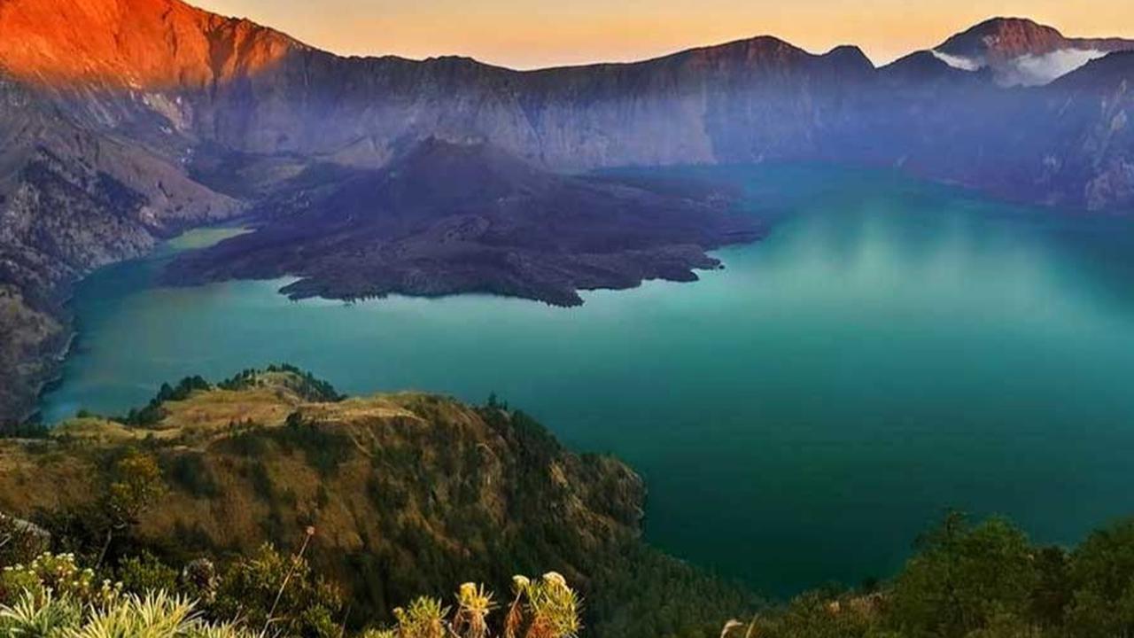 8. Gunung Rinjani