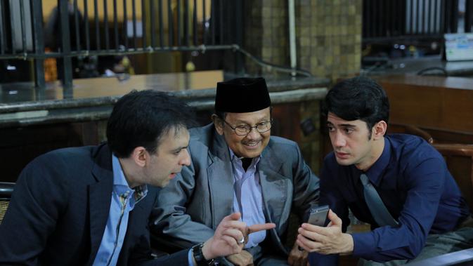 Syuting film Rudy Habibie sempat berhenti lantaran pemeran utamanya, Reza Rahadian sakit dan beberapa hari menjalani perawatan di rumah sakit. (Adrian Putra/Bintang.com)