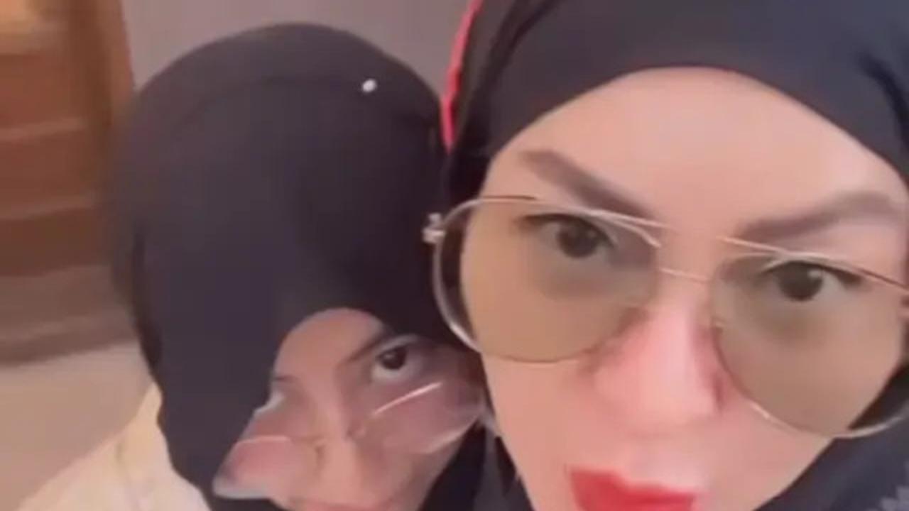 7 Potret Sarah Vi Pakai Makeup Porcelain, Tebalnya Bak Boneka Jepang