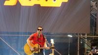 Vokalis kelompok musik Naif, David beraksi pada acara The 90's Festival di Jakarta, Sabtu (23/11/2019). Naif tampil membawakan hits-nya seperti Mobil Balap, Karena Kau Cuma Satu, Benci Untuk Mencinta dan Pusaka Sejuta Umat Manusia di Dunia. (Liputan6.com/Herman Zakharia)