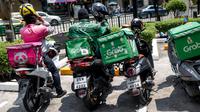 Pengemudi pengantar makanan bersiap untuk mengirim pesanan mereka dengan sepeda motor di Bangkok, Selasa (4/5/2021). Operator pengiriman makanan online di Thailand meningkat saat restoran diperintahkan hanya memberikan layanan take away di tengah gelombang corona Covid-19 terbaru. (Jack TAYLOR/AFP)
