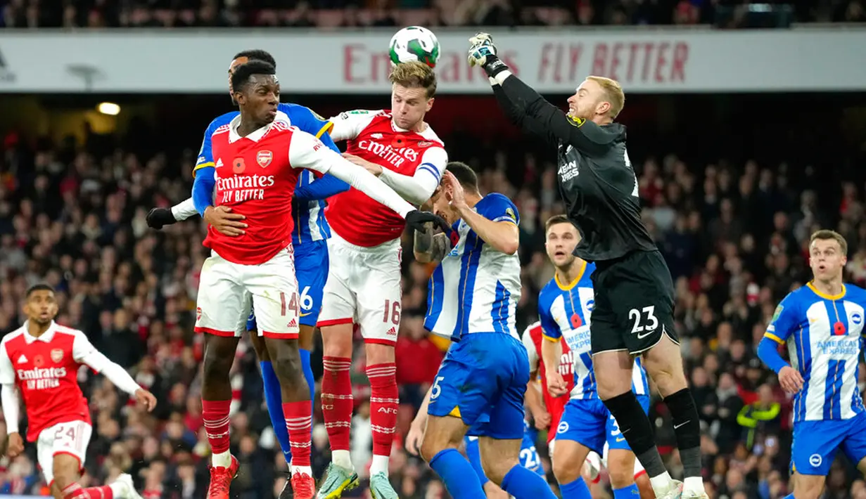 Penjaga gawang Brighton and Hove Albion Jason Steele meninju bola saat melawan Arsenal pada pertandingan sepak bola putaran ketiga Piala Liga Inggris atau Carabao Cup di Emirates Stadium, London, Inggris, 9 November 2022. Arsenal tersingkir dari Carabao Cup usai kalah dari Brighton and Hove Albion dengan skor 1-3. (AP Photo/Kirsty Wigglesworth)