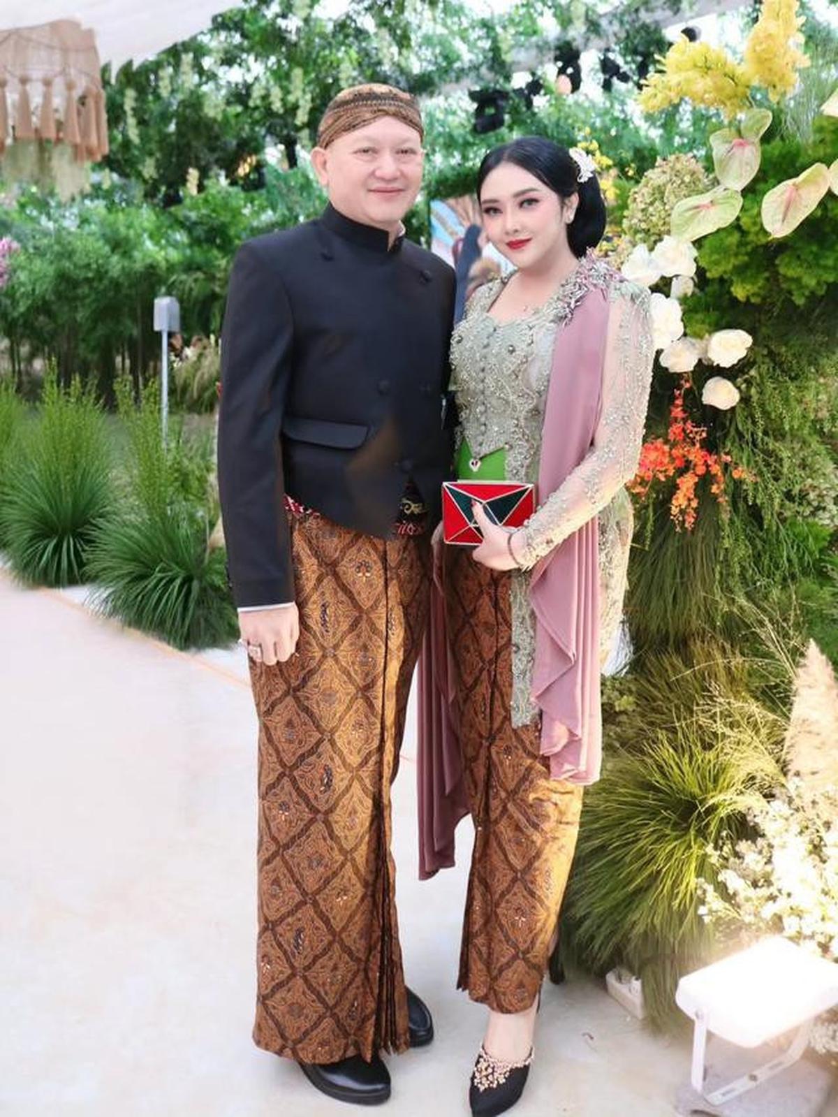 6 Potret Kebaya Para Menantu Keluarga Cendana di Pernikahan Darma Mangkuluhur