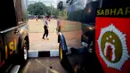 Polisi dari kesatuan Sabhara merenggangkan otot dengan bermain bola di Kawasan Polda Metro, Jakarta, Selasa (13/10/2015). Pihak Kepolisian dan TNI bersiap siaga menjelang laga Final Piala Presiden 2015. (Bola.com/Nicklas Hanoatubun).
