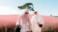 7 Ide Padu Padan Baju Putih Hijab dengan Celana dan Rok yang Tren di 2025