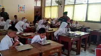 SD di Batam Gelar Makan Bergizi Gratis, Siswa: Makanannya Enak, Cuma Kurang Banyak