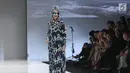 Model berpose diatas catwalk membawakan rancangan Itang Yunasz saat pembukaan Jakarta Fashion Week 2018 di Senayan City, Jakarta, Sabtu (21/10). JFW 2018 mengusung tema 'Bhinneka dan Berkarya'. (Liputan6.com/Herman Zakharia)