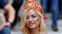 Suporter wanita Rusia berpose sebelum pertandingan antara Rusia melawan Spanyol pada 16 besar Piala Dunia 2018 di Stadion Luzhniki di Moskow, Rusia, (1/7). Rusia berhasil mengalahkan Spanyol lewat adu penalti. (AP Photo/Antonio Calanni)