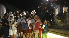 Orang-orang menunggu untuk dievakuasi dengan perahu setelah kebakaran hutan mencapai Pembangkit Listrik Kemerkoy di Milas di barat daya Turki, Rabu (4/8/2021) malam. Pembangkit listrik Kemerkoy merupakan Pembangkit listrik berbahan bakar batu bara. (AP Photo/Cem Tekkesoglu)