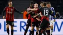 Pemain Eintracht Frankfurt merayakan gol yang dicetak Sebastian Rode ke gawang Hertha Berlin pada laga lanjutan Liga Jerman di Olympiastadion, Sabtu (26/9/2020) dini hari WIB. Frankfurt menang 3-1 atas Hertha Berlin. (AFP/Odd Andersen)