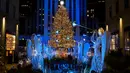 Lebih dari 50.000 lampu menghiasi Pohon Natal Rockefeller Center setinggi 75 kaki pada upacara tahunan pencahayaan di New York, Rabu (2/11/2020). Upacara yang digelar pada masa pandemi COVID-19 ini mewajibkan pengunjung untuk memakai masker, pembatasan waktu, dan jaga jarak. (AP Photo/Craig Ruttle)